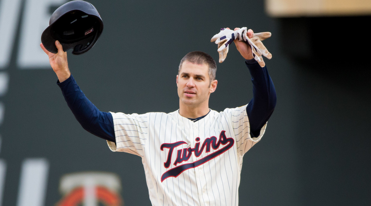 Minnesota Twins first baseman Joe Mauer acknowledges the crowd during his final game.
